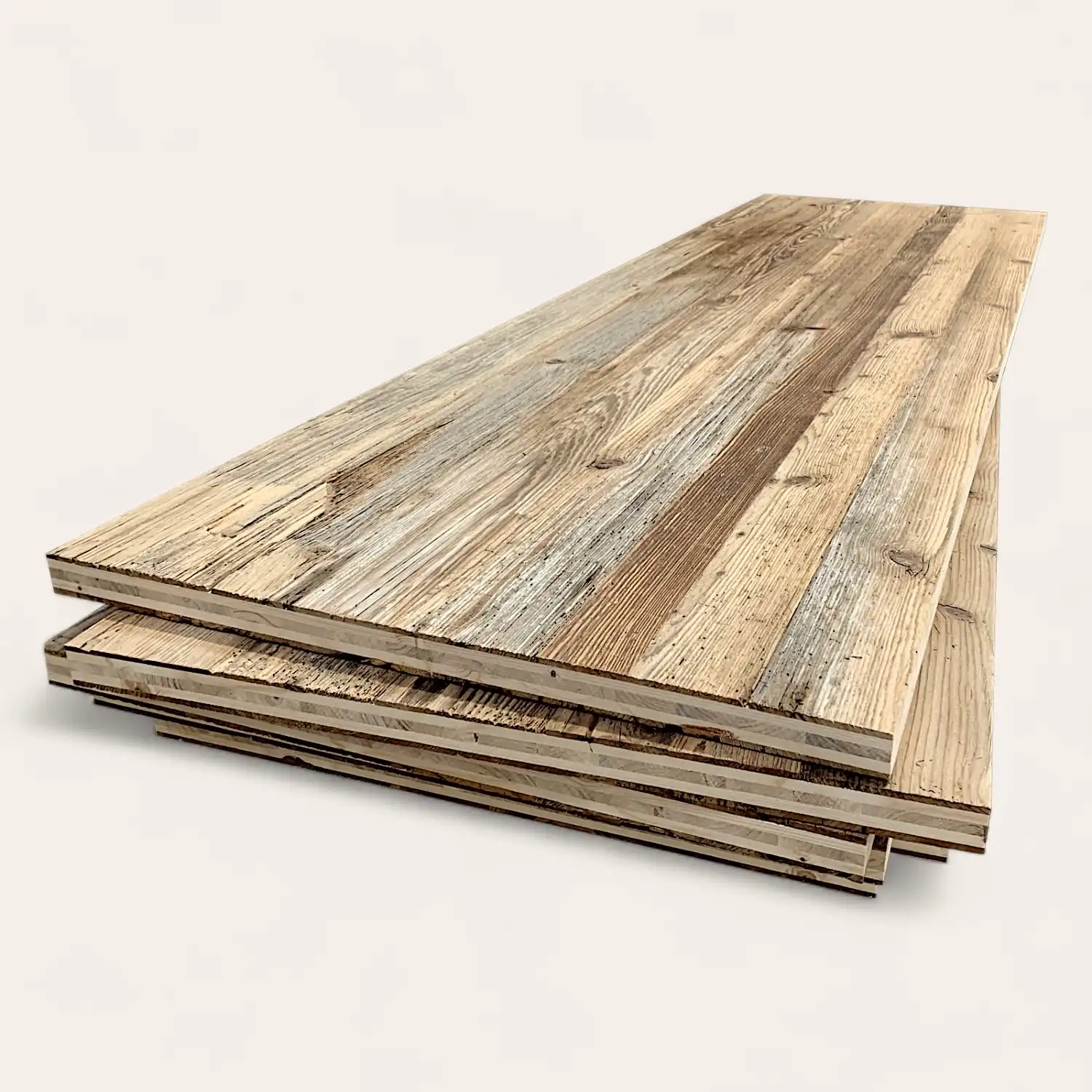  Pile de planches de bois patinées avec grain et texture visibles, sur un fond clair uni. 