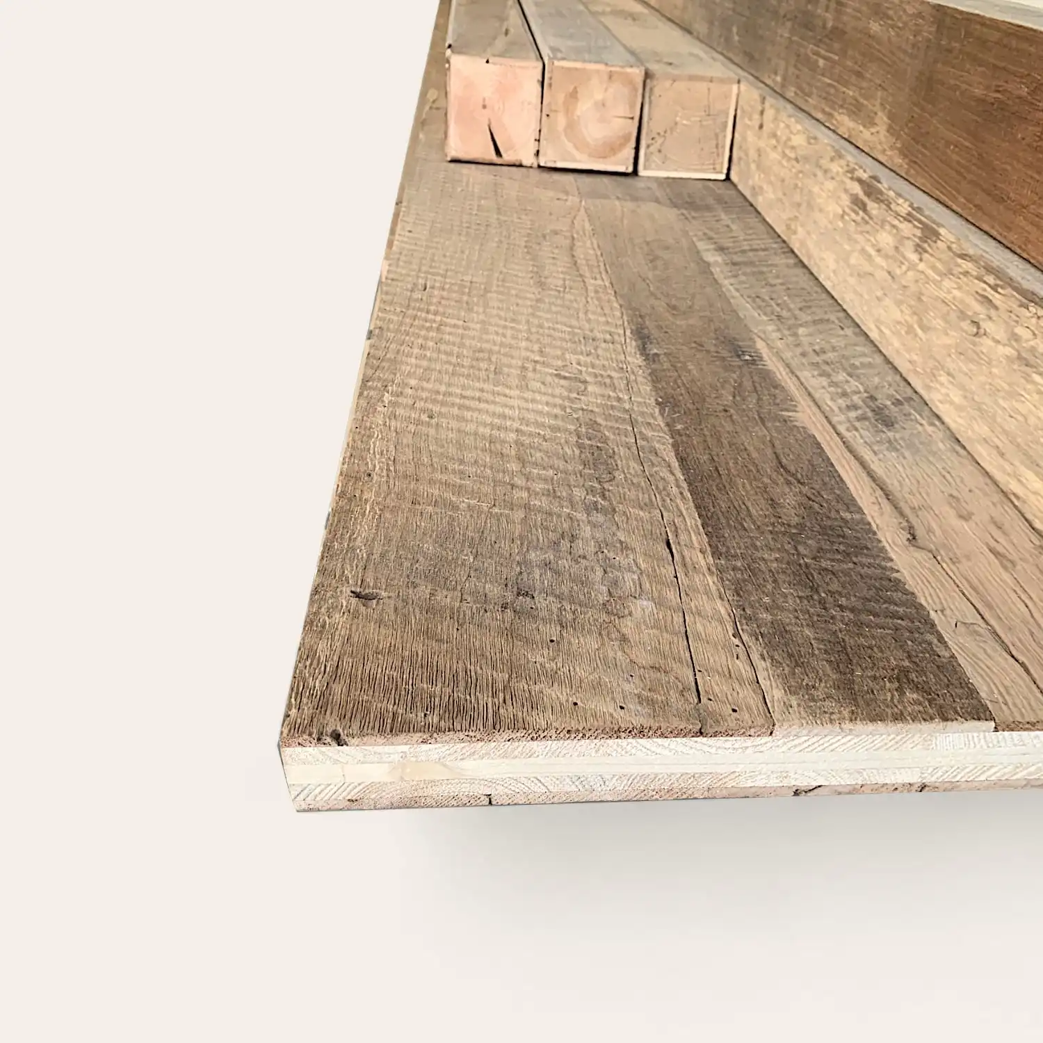  Gros plan d'une pile de planches de bois vieillies avec grain et texture visibles sur fond blanc, étiquetées panneaux vieux bois. 