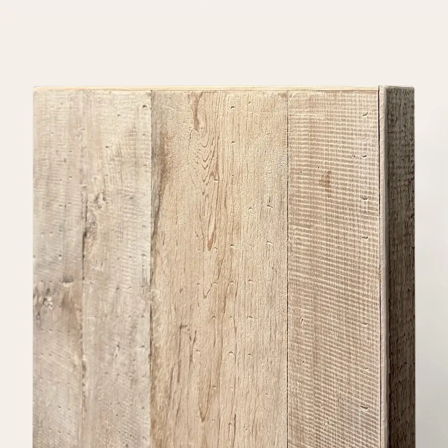  Gros plan d'un panneau de bois au grain et à la texture visibles sur fond gris clair, décrit comme 