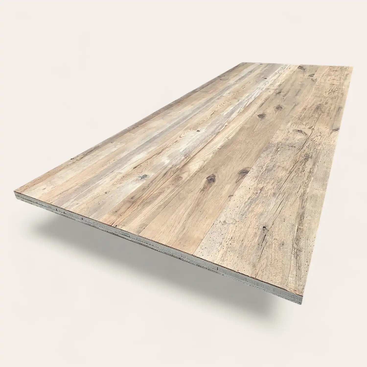  Un panneau stratifié en bois texturé 5 plis vieux bois isolé sur un fond blanc, incliné pour montrer la surface et le bord. 