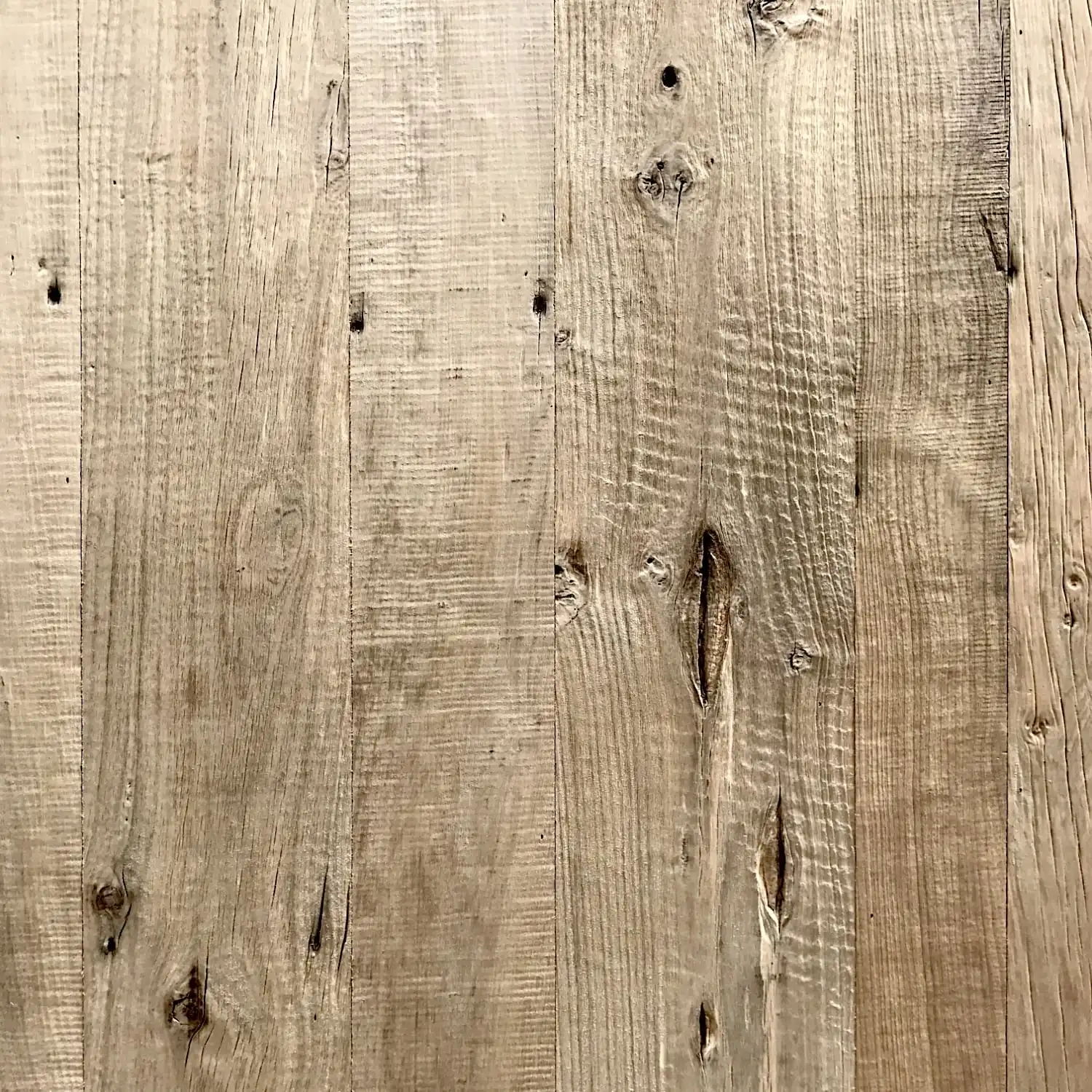  Gros plan d'une surface en bois avec grain visible, nœuds et légères rayures sur des panneaux vieux bois. 