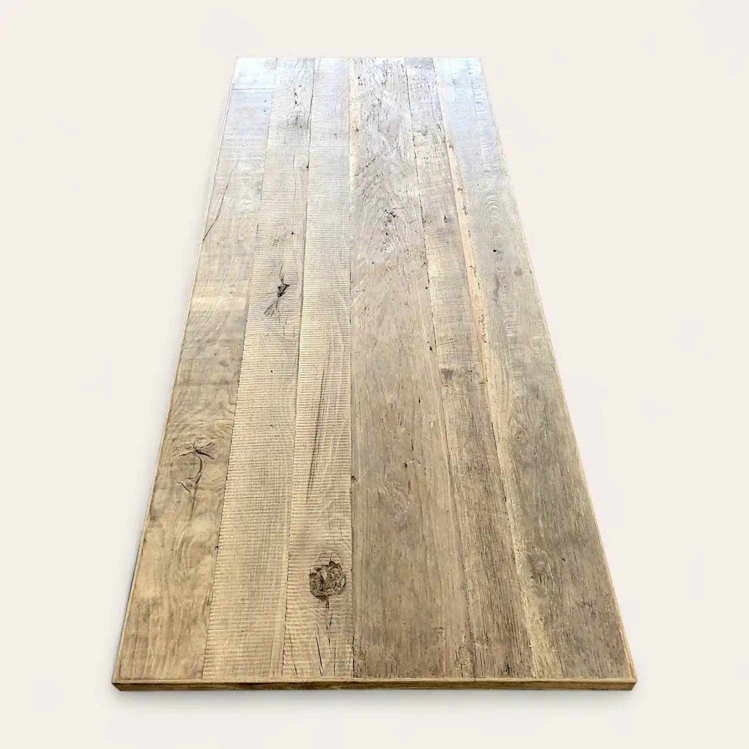  Une planche de bois unie avec des veines et des nœuds visibles appuyée contre un mur blanc est classée dans la catégorie « panneau 5 plis vieux bois ». 