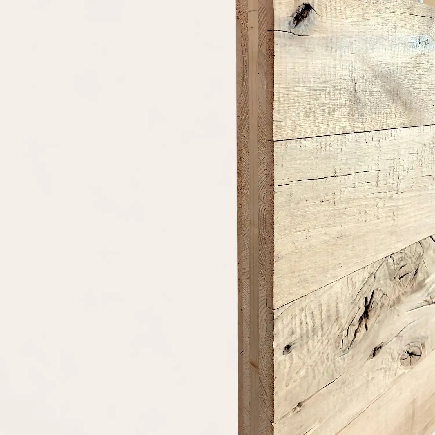  Vue latérale d'une planche de bois montrant des détails de surface texturés et des motifs de grain de panneaux vieux bois, sur un fond blanc uni. 