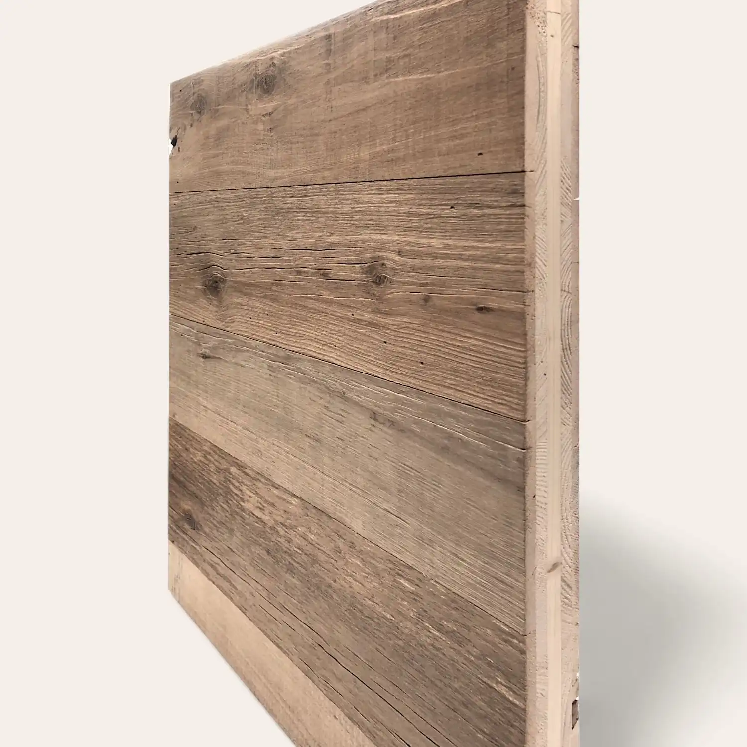  Une planche de bois avec des veines et des nœuds visibles, sur un fond blanc uni. Il s'agit d'un panneau 5 plis, vu de côté, montrant son épaisseur. 