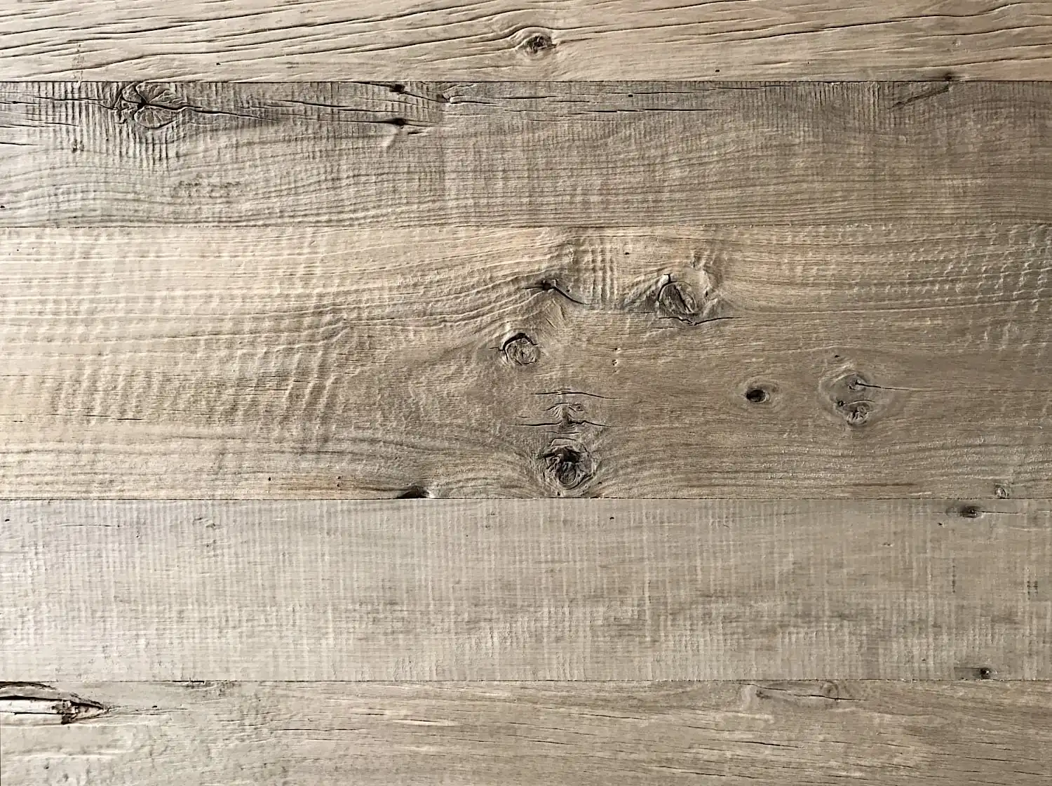 Gros plan d'une texture de planche de bois patinée avec grain visible, nœuds et fissures provenant de panneaux vieux bois.
