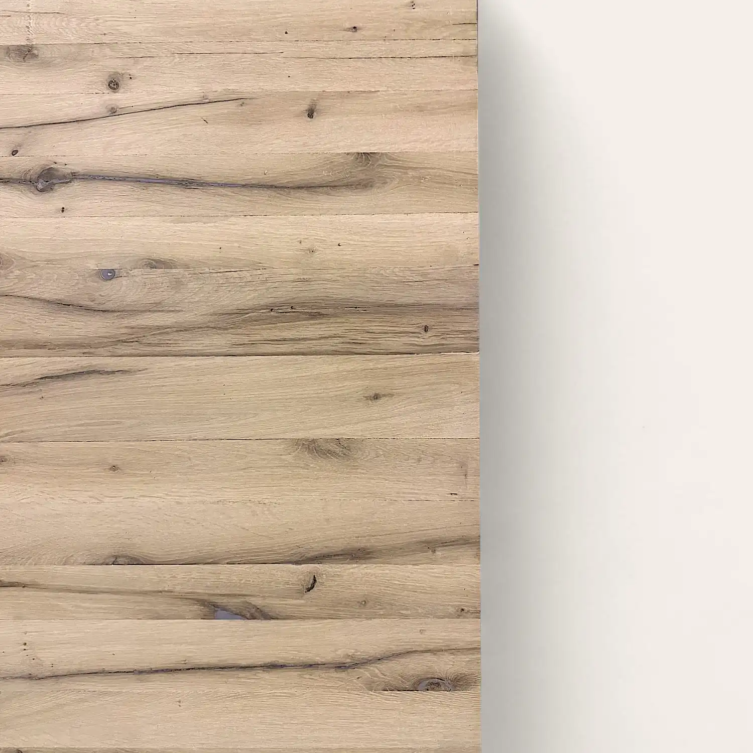  Planchers en bois clair passant à un espace blanc sur le côté droit de l'image comportant un panneau 5 plis. 