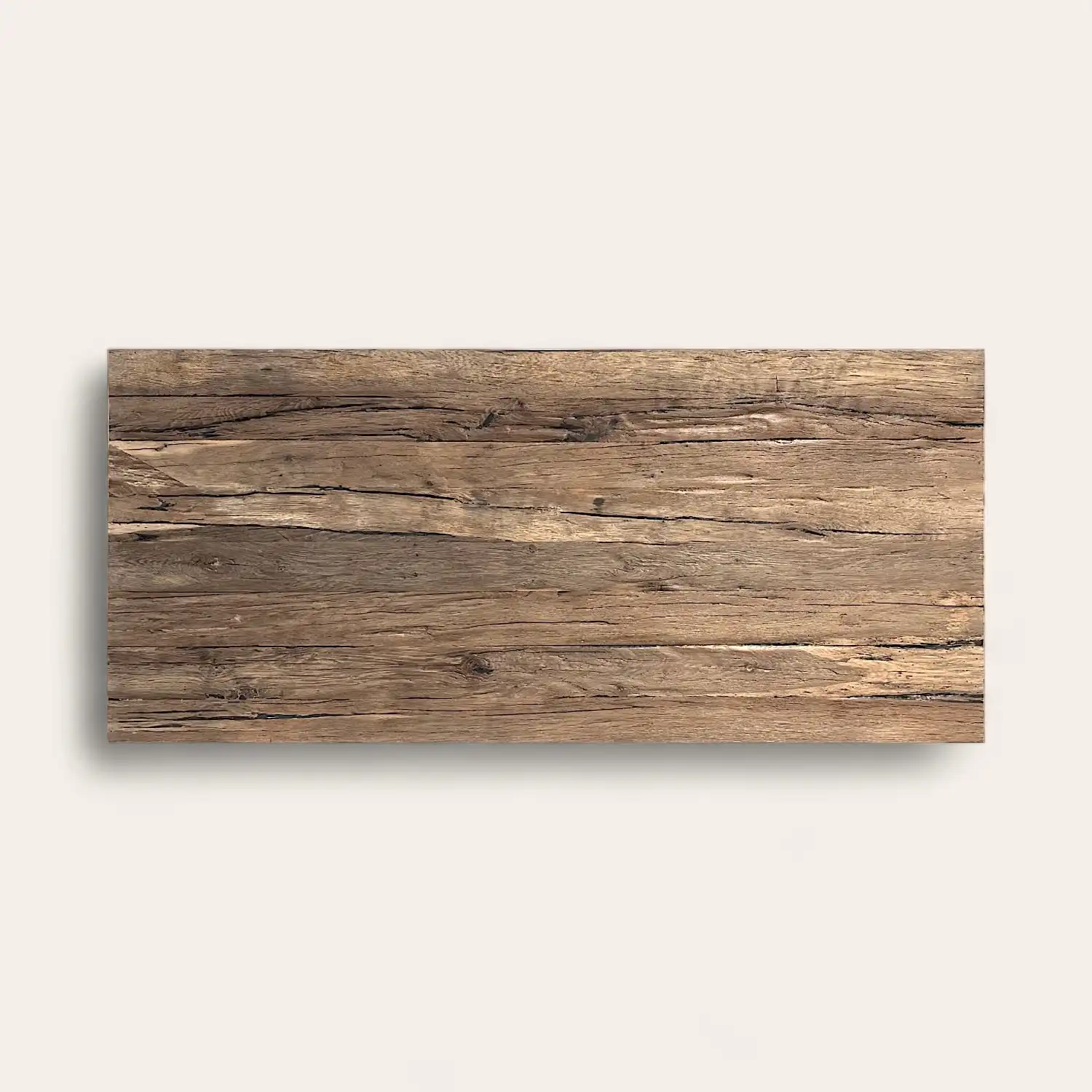  Une planche de bois texturée d'aspect patiné, présentant des motifs de grain profond et une finition rustique, montée sur un fond blanc dans le cadre d'un panneau 5 plis. 