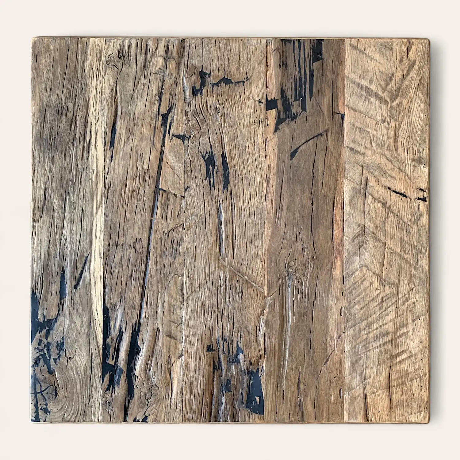  Gros plan d'une planche de bois texturée avec des détails de surface ébréchés et patinés, montrant les motifs naturels du grain du bois des panneaux vieux bois. 