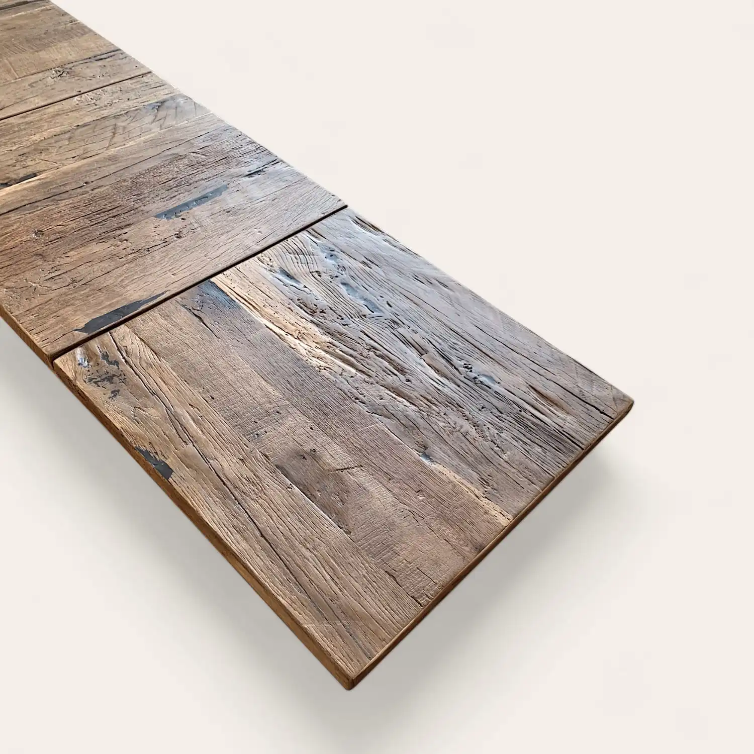  Table rustique en bois avec surface texturée et patinée en panneaux vieux bois sur fond blanc. 
