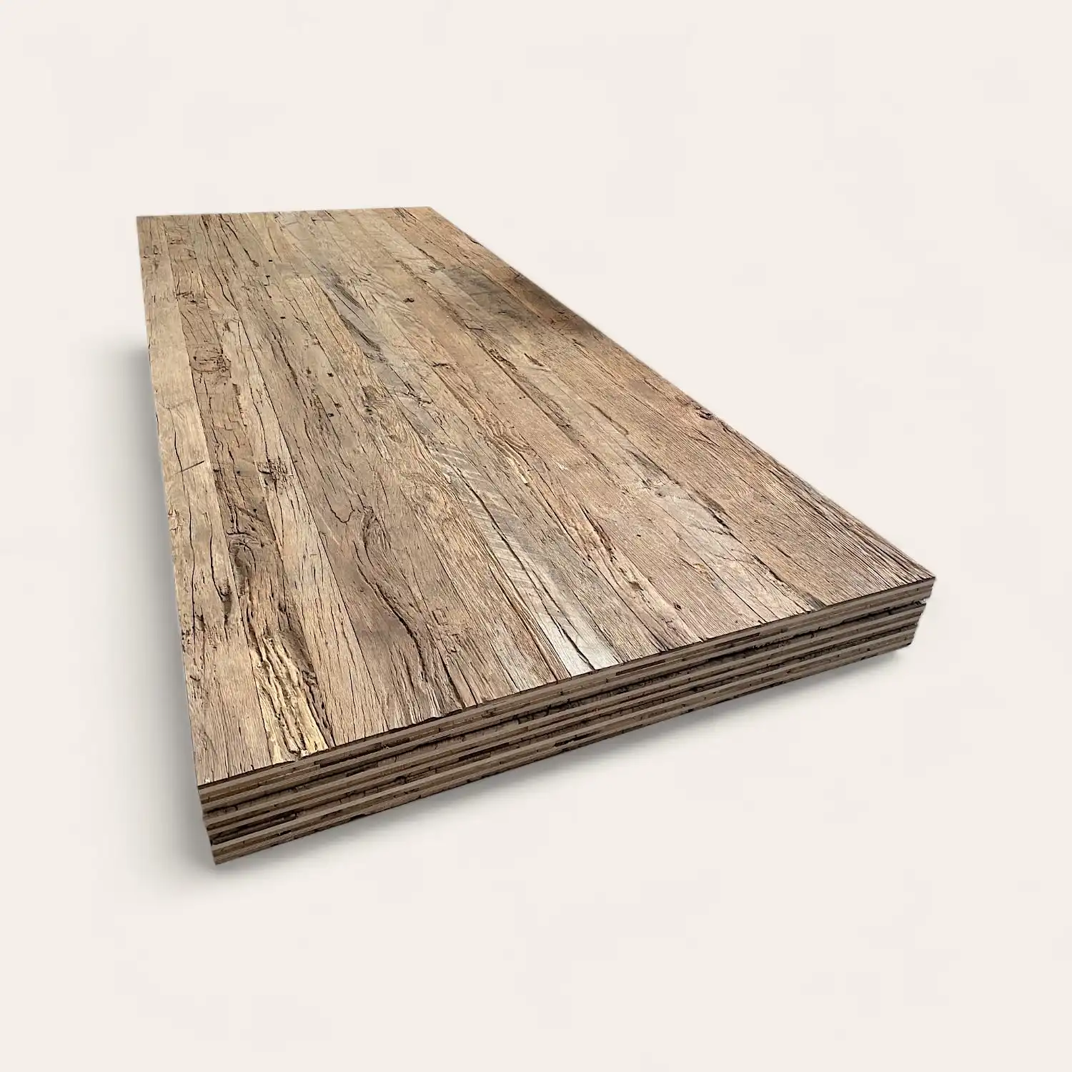  Une pile de planches de revêtement de sol stratifié 5 plis vieux bois avec une surface texturée sur fond blanc. 