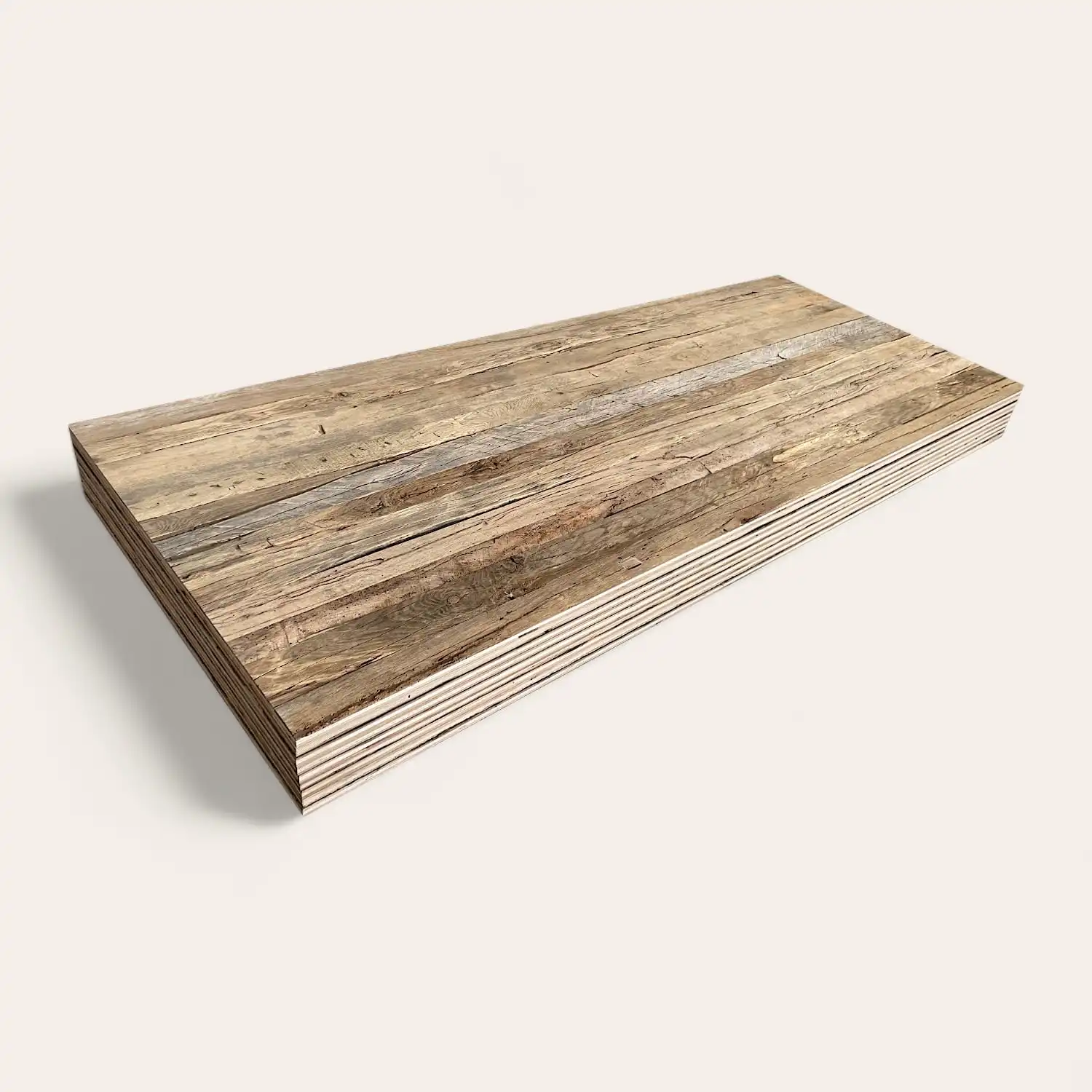  Une pile de planches de bois patinées isolées sur un fond blanc. 