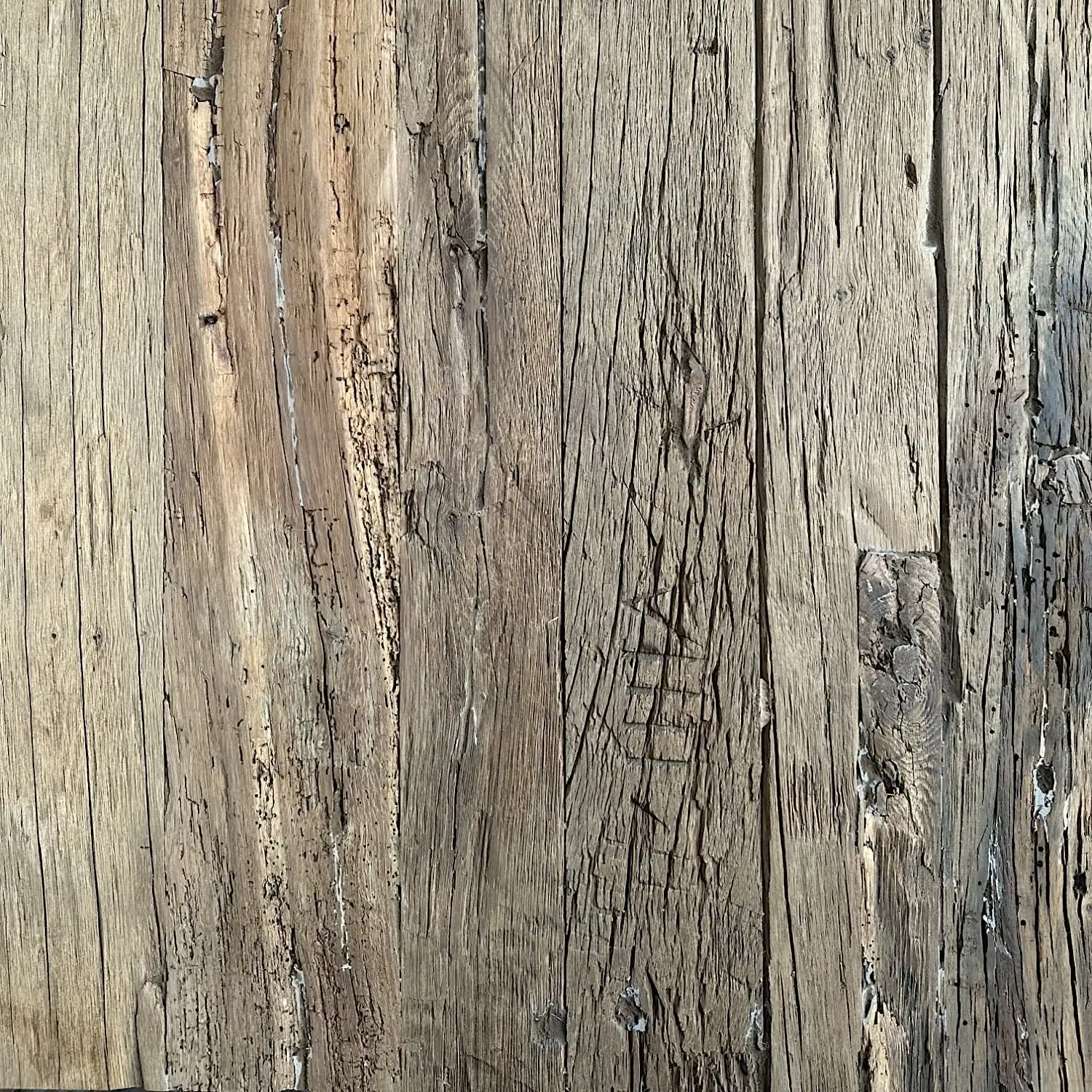  Gros plan d'une planche de bois vieillie avec des fissures profondes et une texture riche, montrant des motifs de grain naturel et des intempéries provenant d'un panneau 5 plis. 