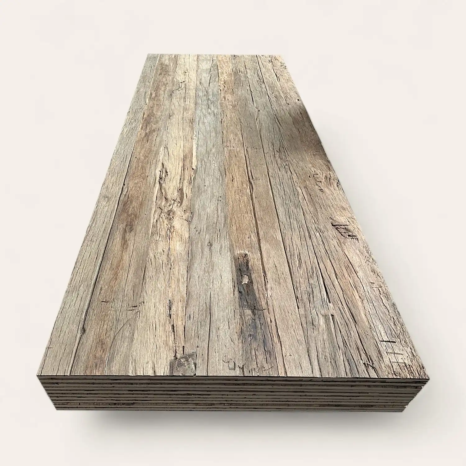  Une vue en perspective d'une longue planche de vieux bois à 5 plis avec une surface patinée et texturée, sur un fond blanc. 