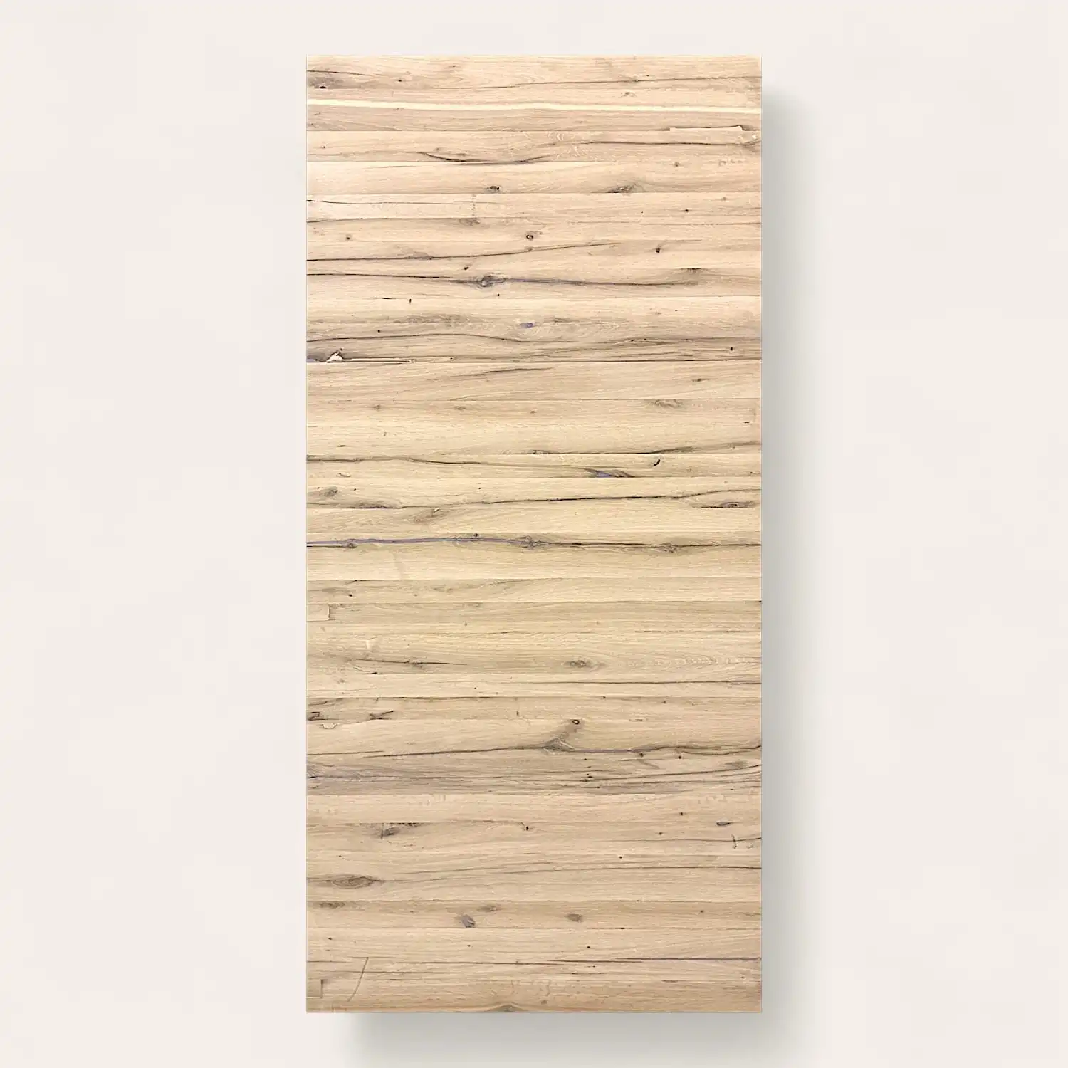  Une planche rectangulaire de bois aux tons clairs avec des motifs et des textures de grain naturel, classée panneau 5 plis. 