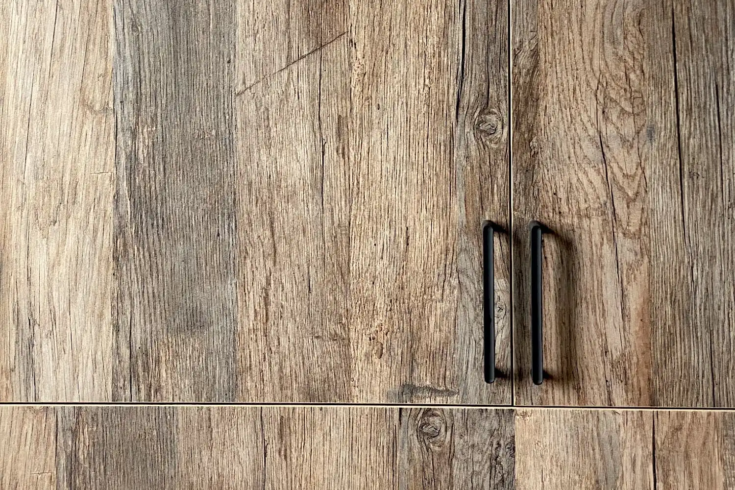 Porte d'armoire en bois avec poignée verticale noire et panneau 3 plis vieux bois.