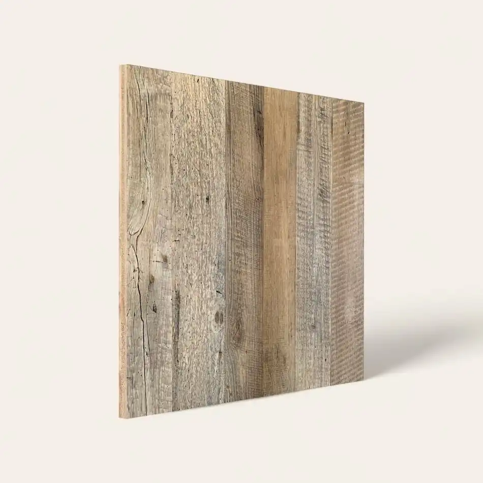 Un panneau 3 plis vieux bois avec grain et textures visibles adossé à un fond blanc.