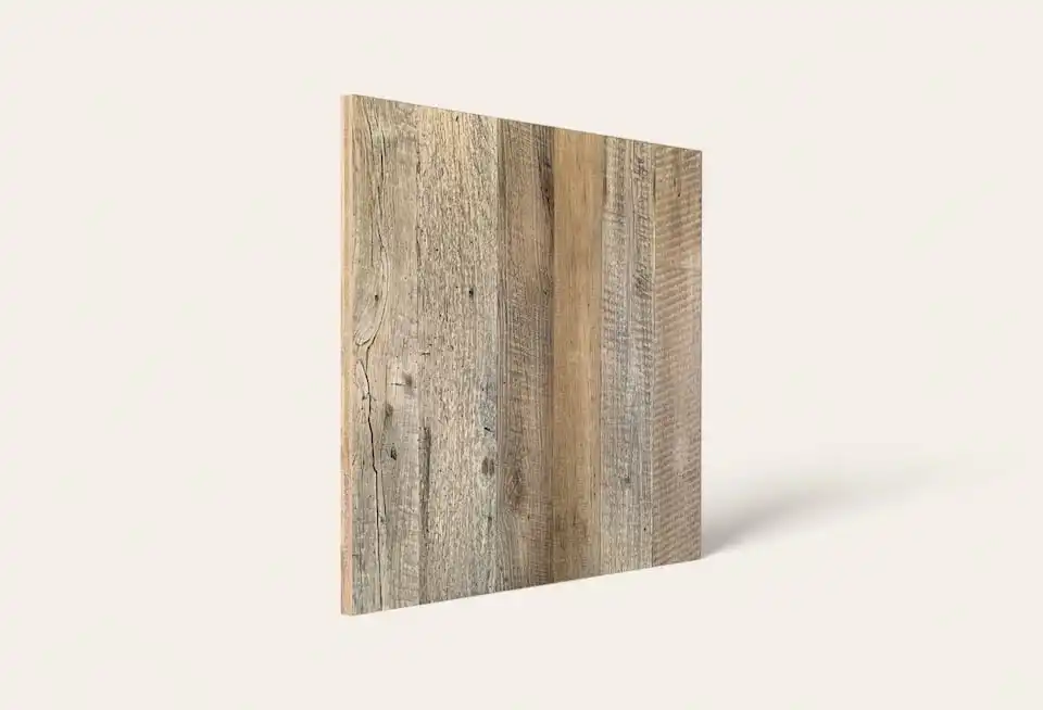 Un panneau 3 plis vieux bois avec grain et textures visibles adossé à un fond blanc.