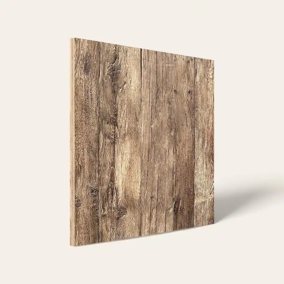 Un seul panneau 3 plis à texture vieux bois se dresse sur un fond blanc.