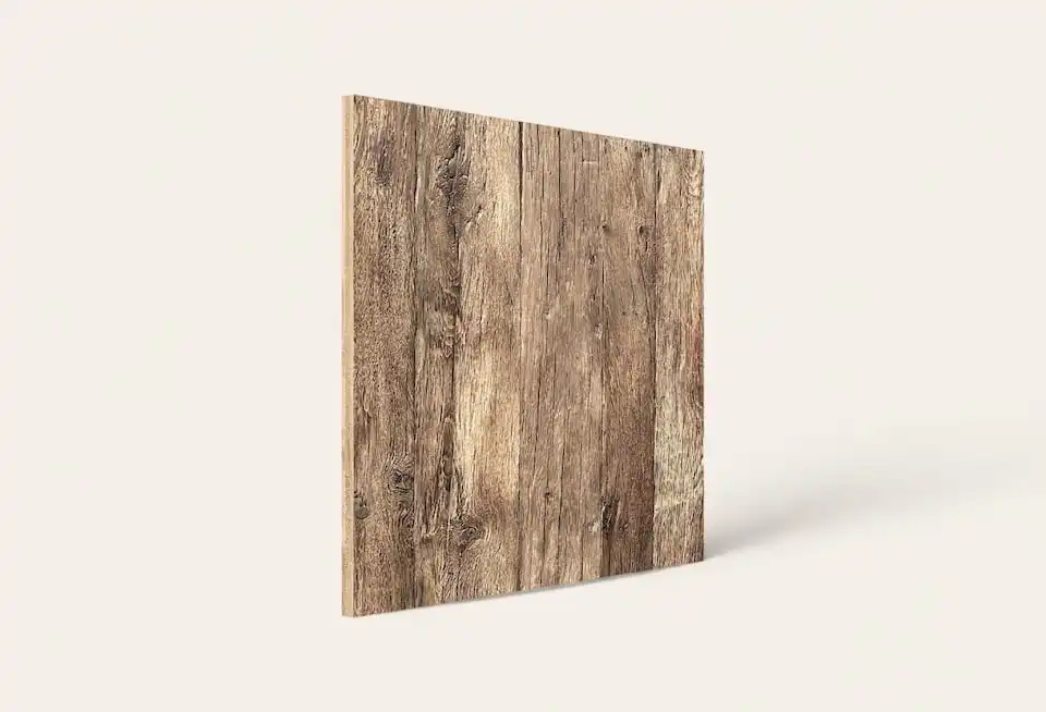 Un seul panneau 3 plis à texture vieux bois se dresse sur un fond blanc.