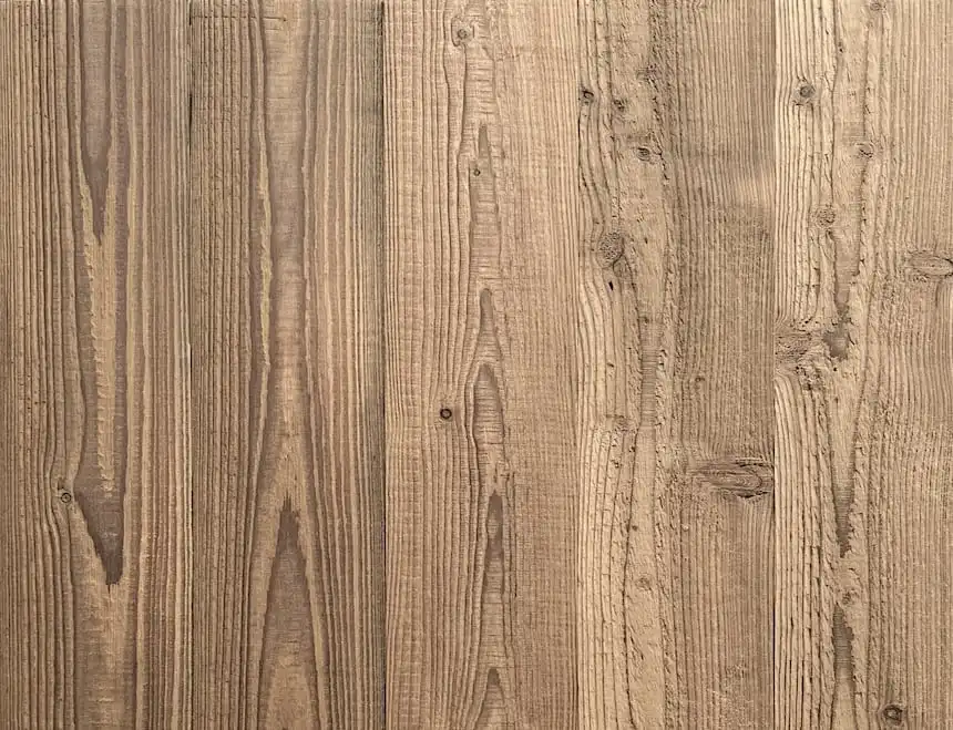 Gros plan d'une surface en bois texturée avec des grains verticaux et des imperfections naturelles, ressemblant à du vieux sapin.