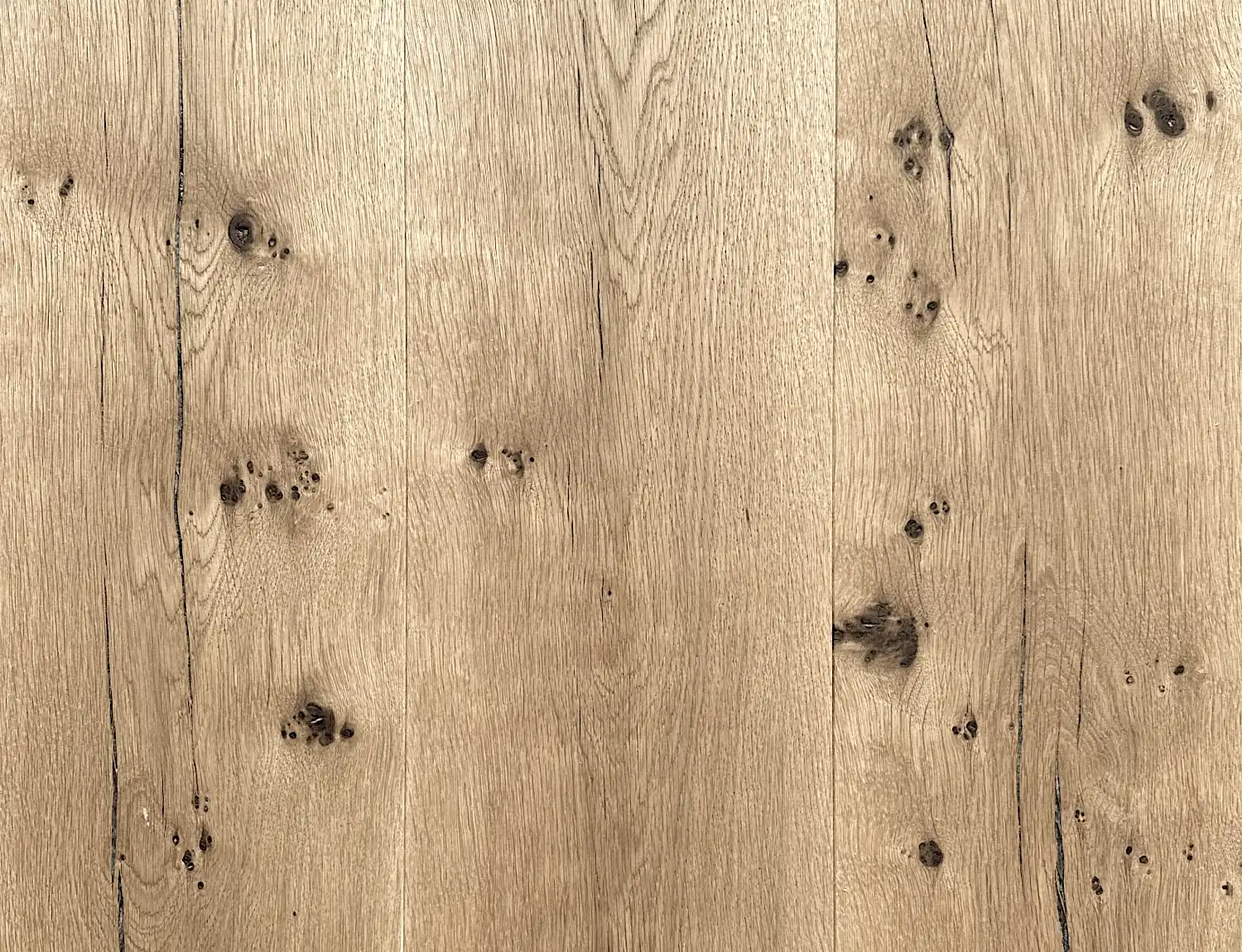 Gros plan d'un parquet vieilli en chêne brun clair avec des motifs de grain naturel et des trous de nœuds.