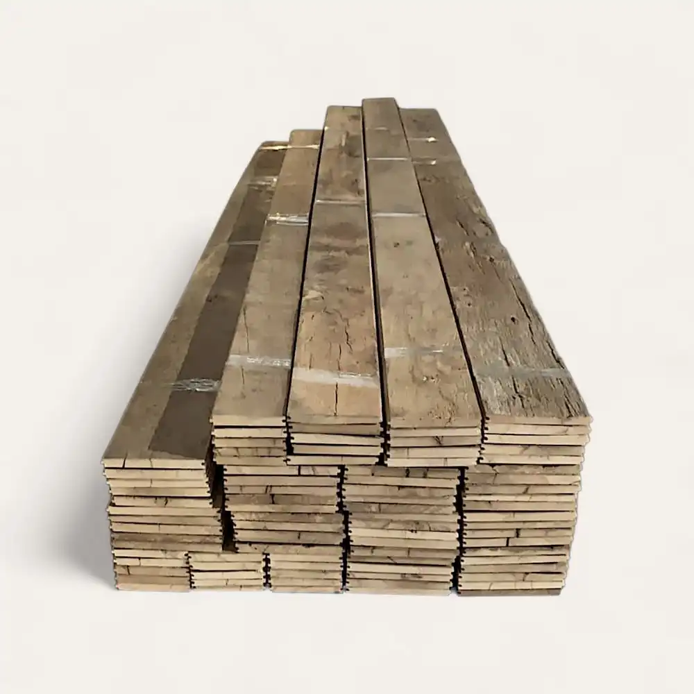  Une pile de planches de bois anciennes soigneusement disposées sur fond blanc. 