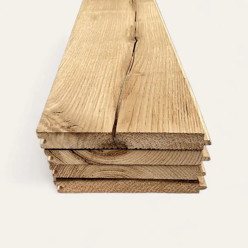  Un empilement de six planches de bois de couleur marron clair et de fissures visibles, rappelant un parquet châtaignier vieilli, sur fond uni blanc. 