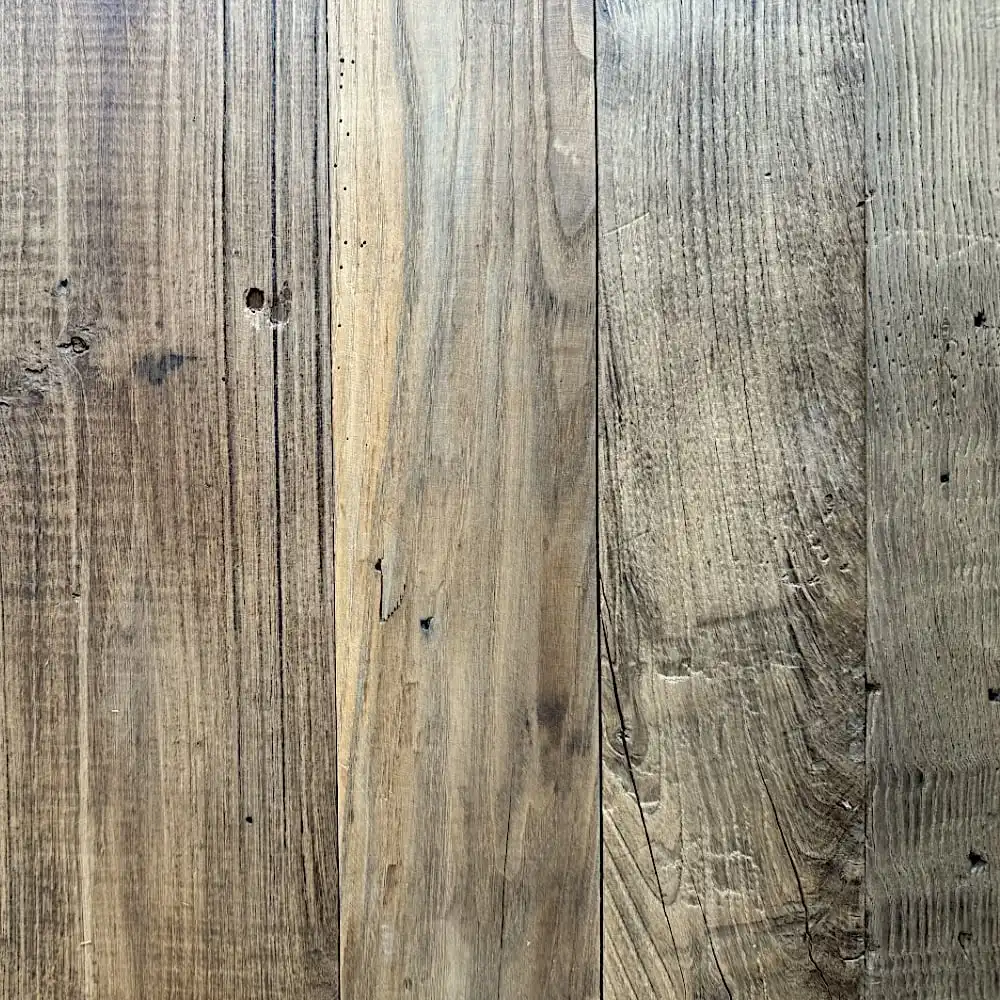  Quatre planches de bois, ressemblant aux riches teintes du plancher châtaignier, avec différentes nuances de brun et des motifs de grains visibles, sont alignées côte à côte. 