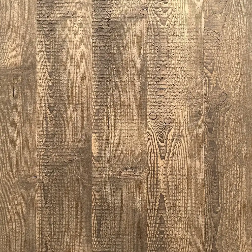  Vue rapprochée d'une surface en bois avec un motif texturé et des lignes de grain visibles de couleur marron clair, rappelant le parquet ancien massif. 