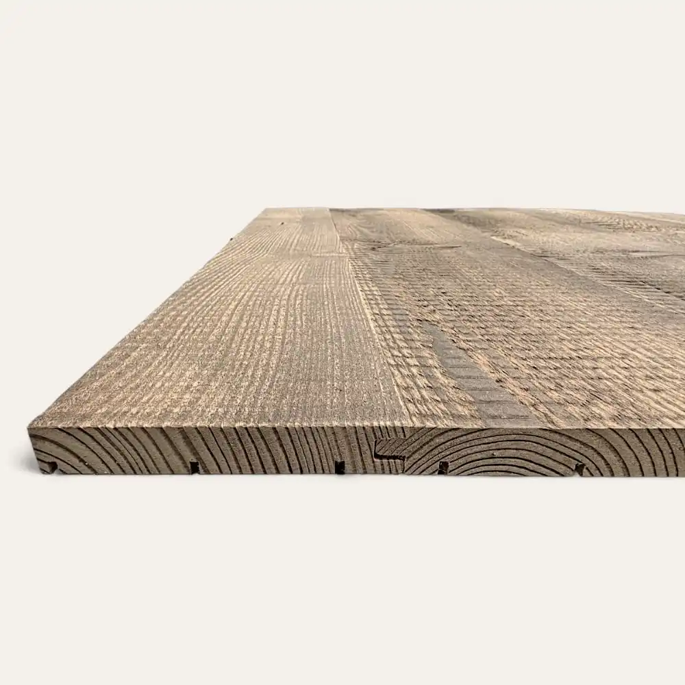  Gros plan d'une planche de bois plate et rectangulaire au grain et à la texture visibles, rappelant le parquet ancien sapin, posée sur un fond neutre. 