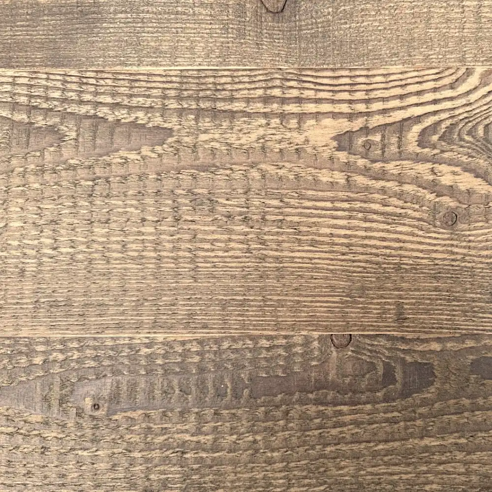  Gros plan d'une surface en bois avec un motif de grain naturel et une subtile variation de couleur beige et marron, rappelant les motifs anciens du parquet classique. 