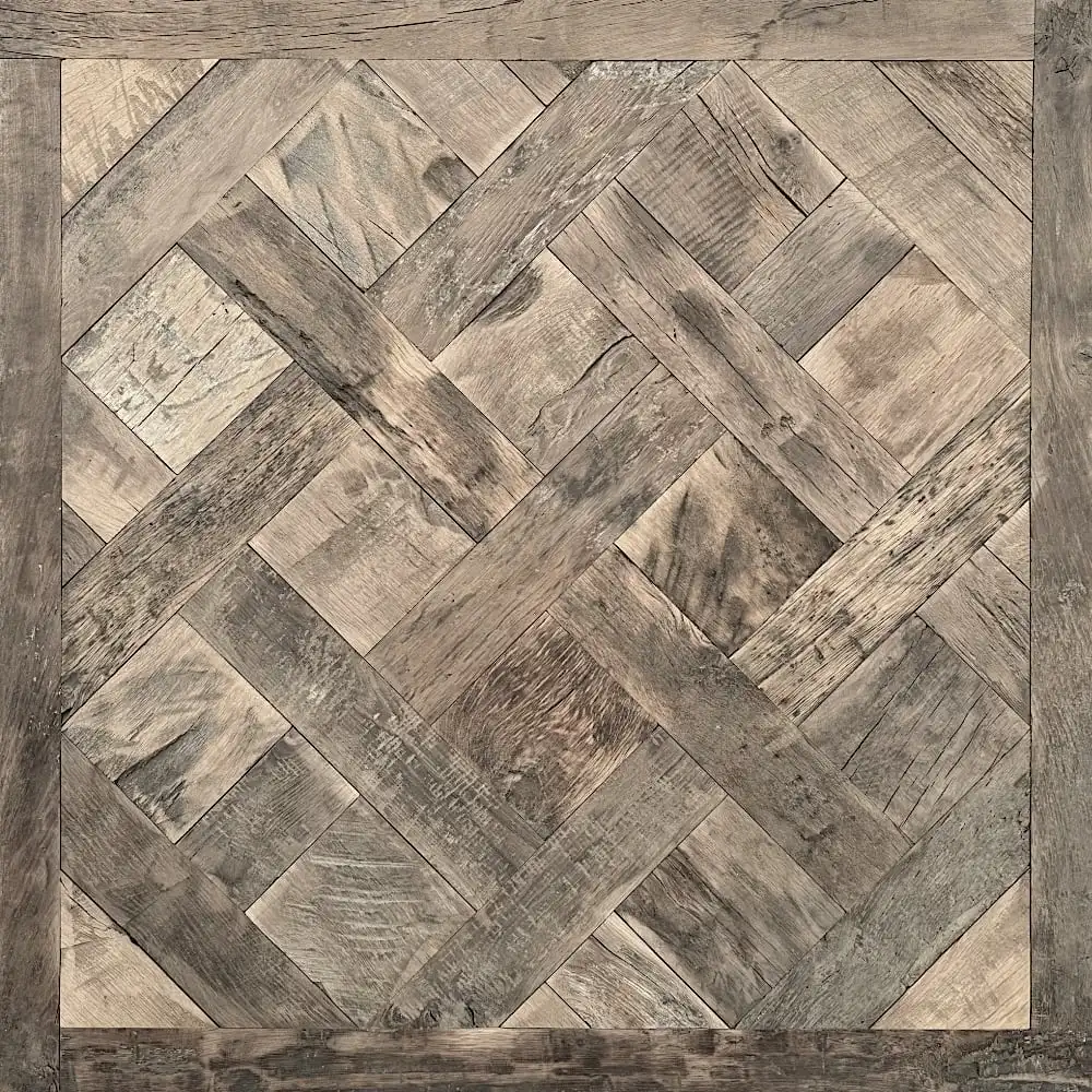  Motif de parquet carré avec un design complexe de planches qui se croisent et s'alternent dans différentes nuances de gris et de marron, rappelant l'élégant parquet de style Versailles. 