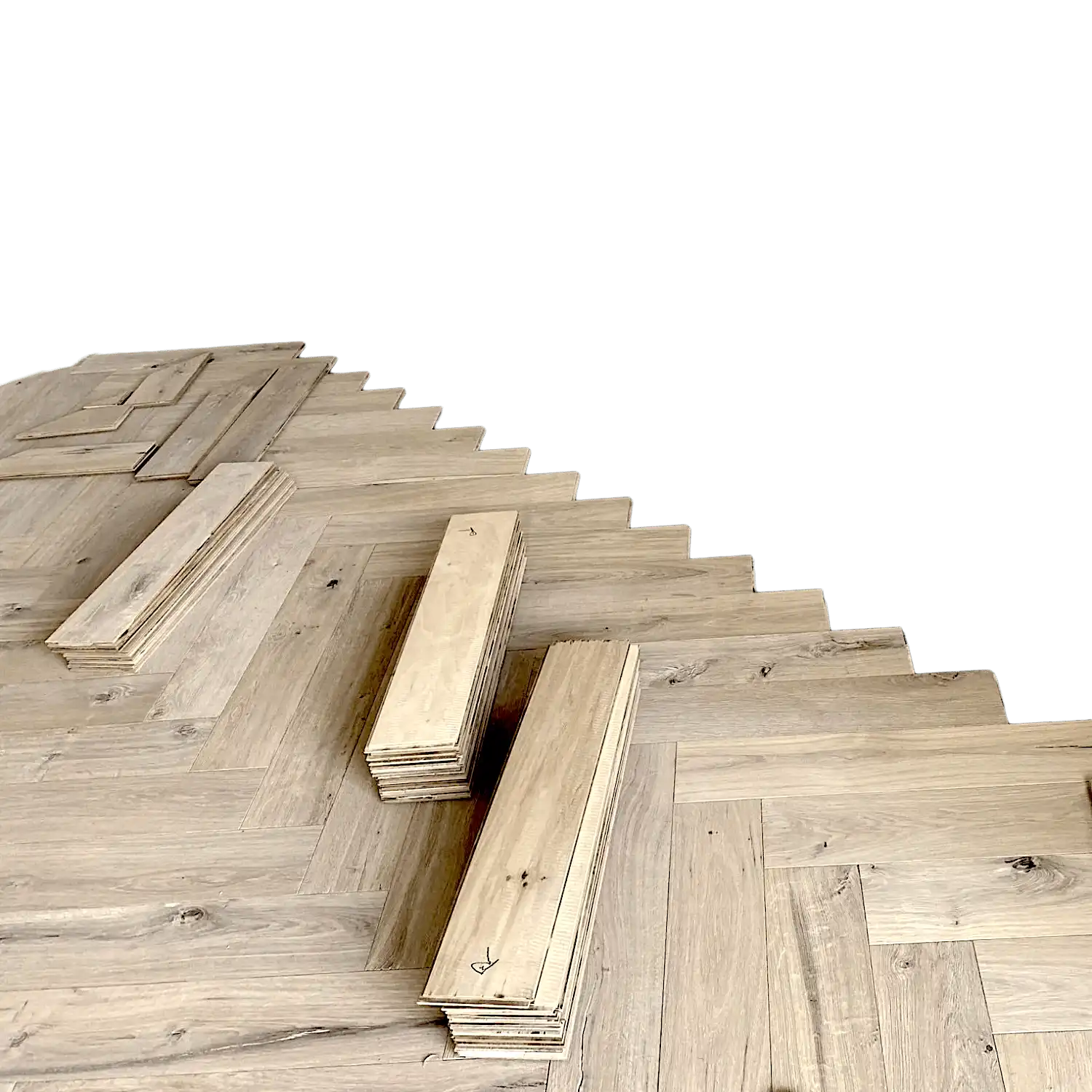  Des piles de planches de bois de couleur marron clair, rappelant le parquet vieilli, sont disposées sur un sol à chevrons partiellement réalisé. L'arrière-plan est un écran vert. 