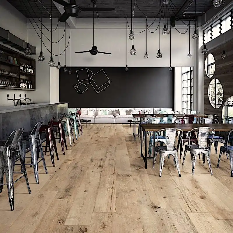  Un bar et une salle à manger modernes avec du parquet vieilli rustique, des chaises et des tables en métal, des suspensions, un ventilateur de plafond et un mur noir au décor géométrique. 