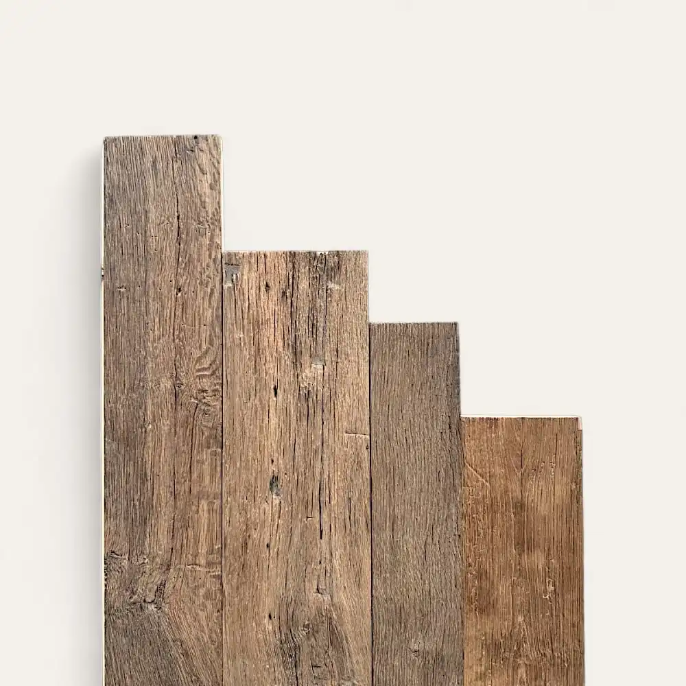  Quatre planches de bois de différentes hauteurs, rappelant un parquet ancien, disposées verticalement sur un fond clair. 