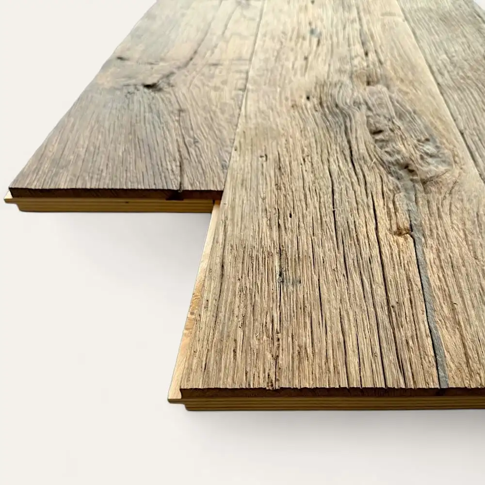  Deux panneaux de plancher en bois imbriqués avec une finition naturelle et rustique et une texture de grain de bois visible évoquent le charme du parquet ancien. 