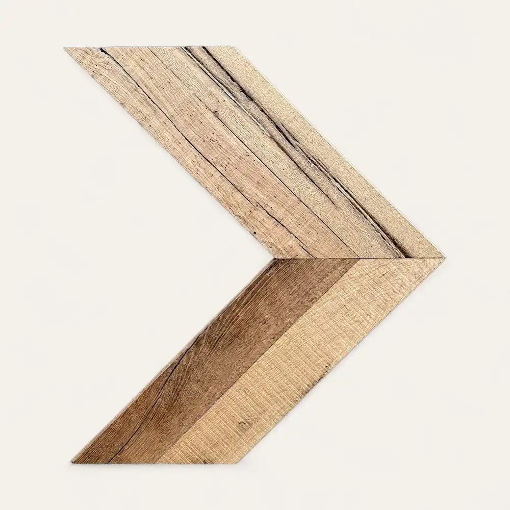  Flèche géométrique en bois composée de trois sections, réalisées en bois marron clair et foncé, rappelant le parquet ancien, disposées sur un fond uni blanc. 
