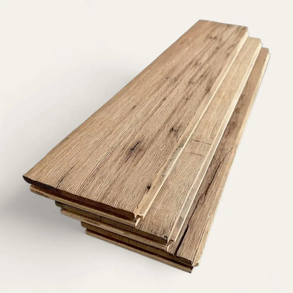  Quatre planches de bois empilées aux grains apparents et aux légers nœuds, rappelant un parquet ancien, destinées au parquet, posées sur un fond blanc. 