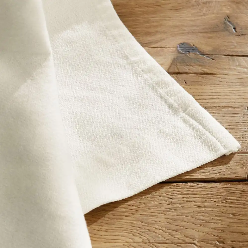  Gros plan d'une serviette en tissu blanc cassé pliée sur un vieux plancher ancien. 