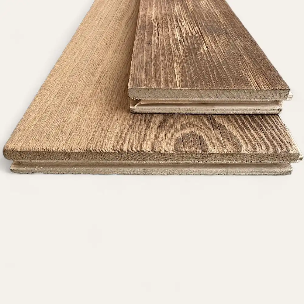  Deux planches de bois imbriquées, une plus claire et une plus foncée, disposées ensemble sur un fond blanc évoquent le charme du plancher ancien. 