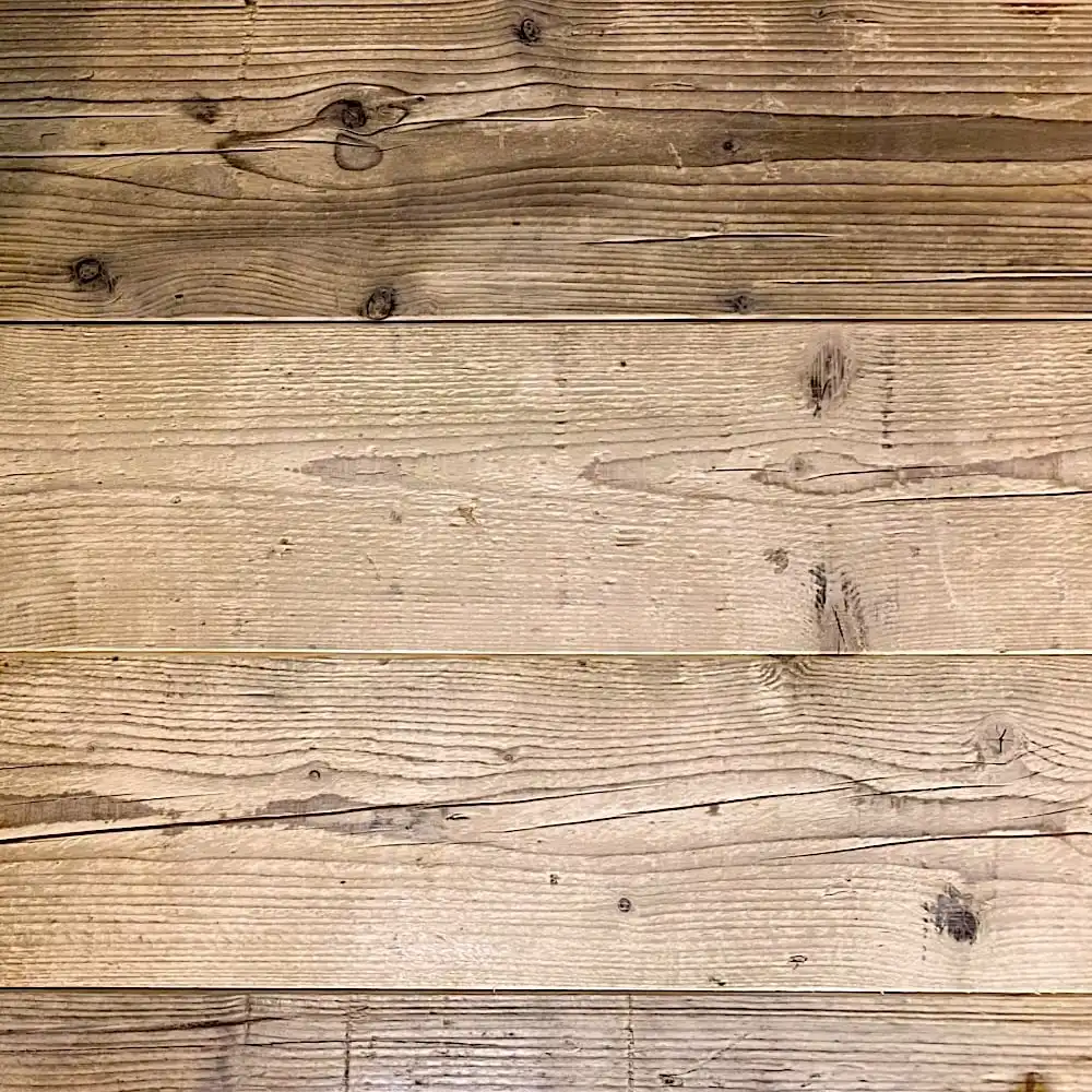  Planches de parquet en bois avec nœuds et motifs de grains visibles, disposées horizontalement. Couleur marron clair à texture variée, rappelant le sapin vieilli. 