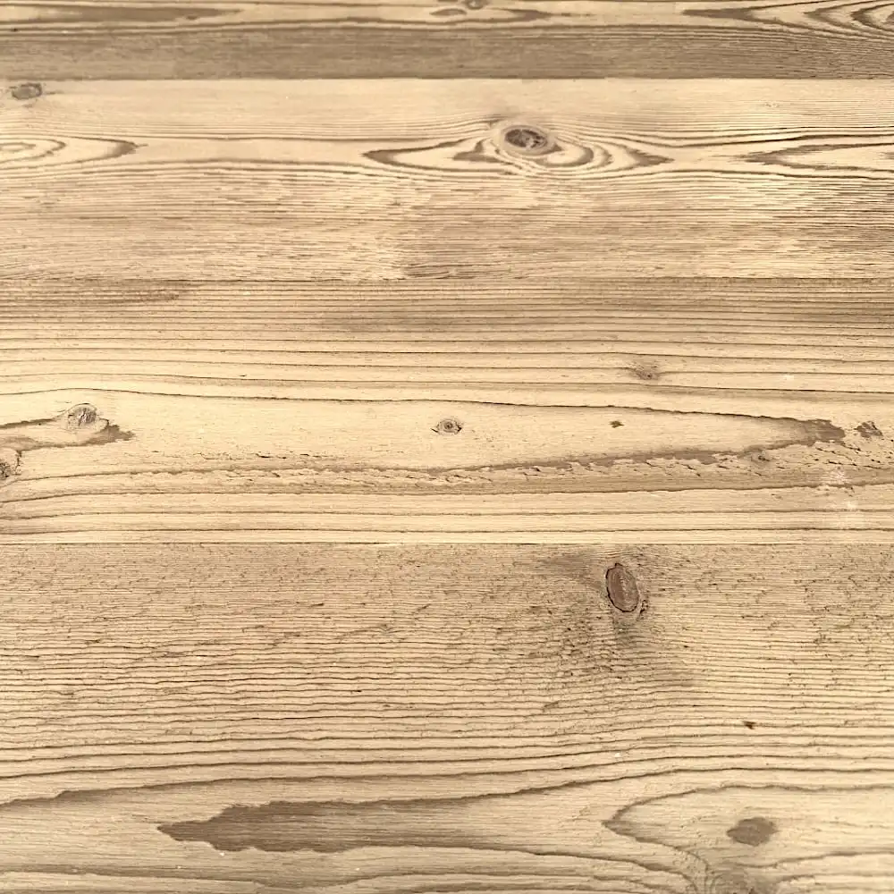  Vue rapprochée d'une vieille surface de planche de bois, montrant des motifs de grain de bois naturel et quelques nœuds, lui donnant l'apparence d'un vieux parquet. 