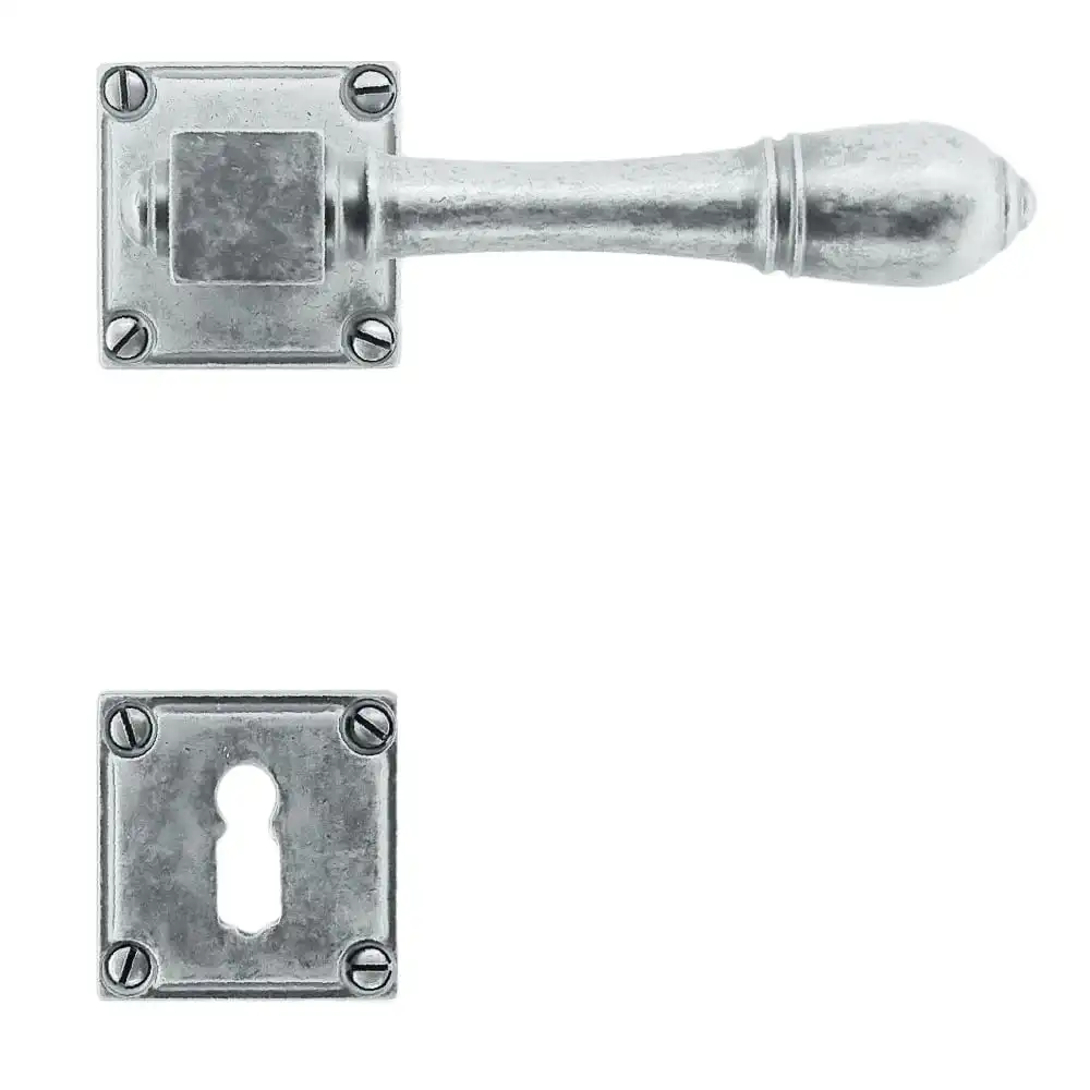  Une serrure et un mécanisme à clé de couleur argentée isolés sur un fond blanc. 