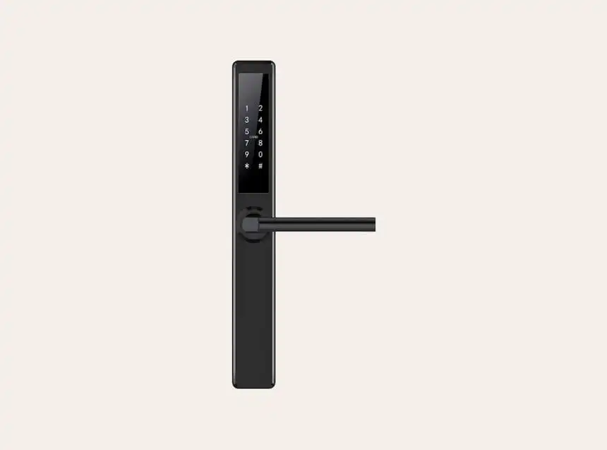Serrure numérique noire moderne avec clavier numérique à écran tactile et poignée à levier sur fond blanc, illustrant la technologie contemporaine de sécurité domestique.