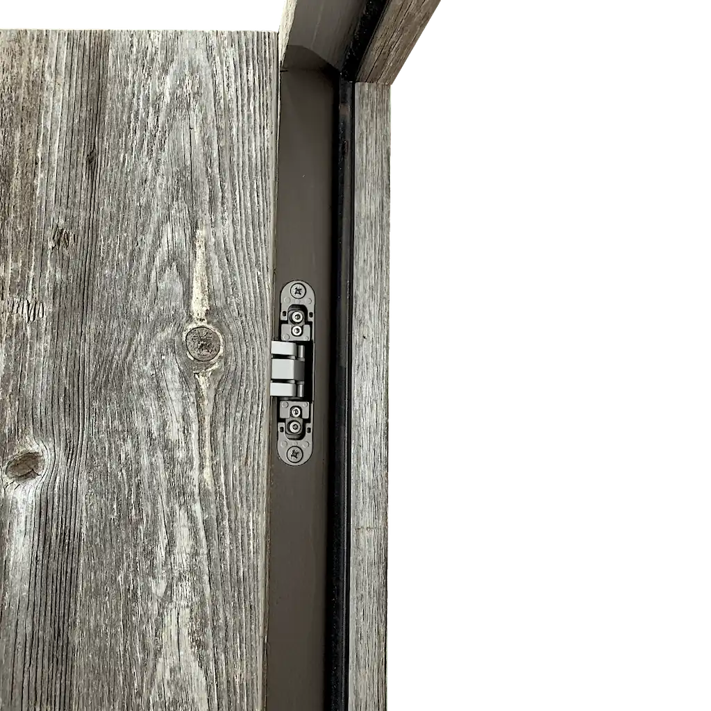 Une vue rapprochée d'une porte de grange en bois ancien gris.