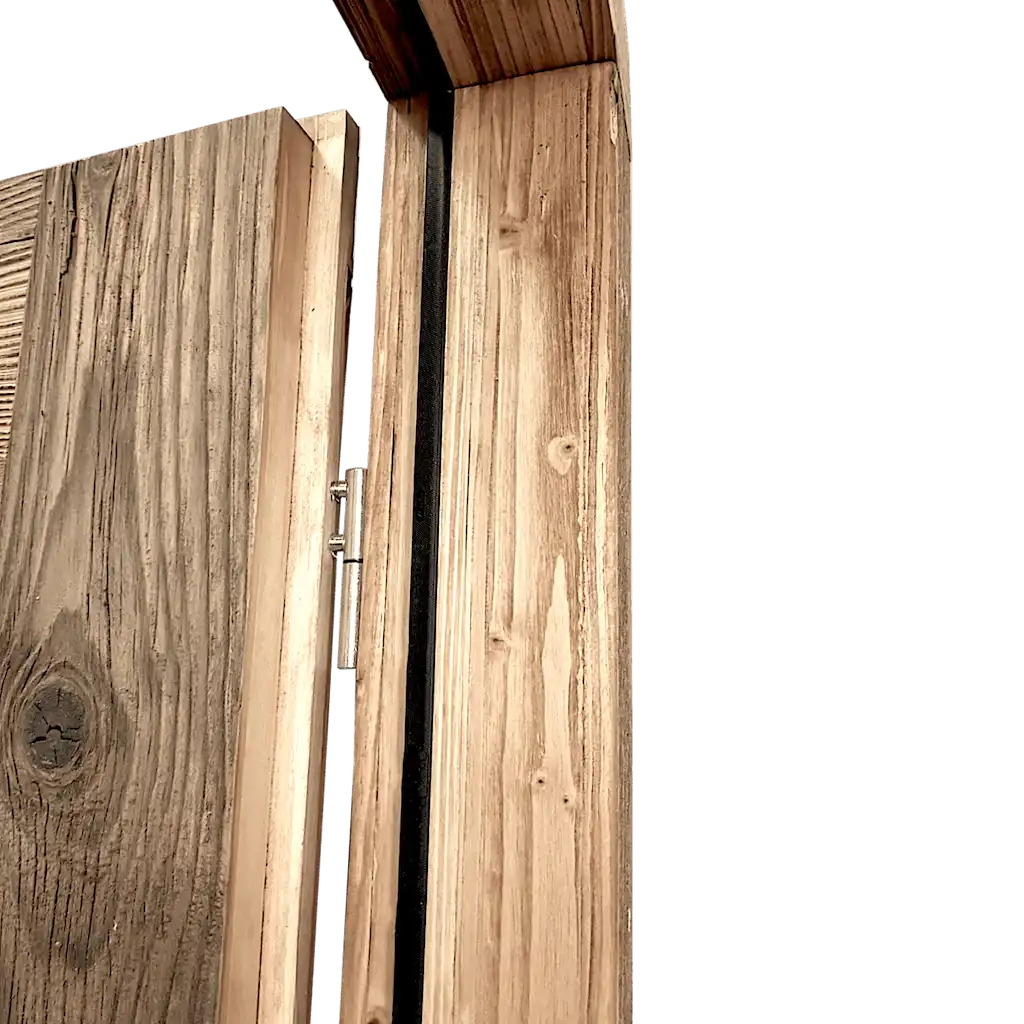 Une vue rapprochée d'une porte de grange en bois.