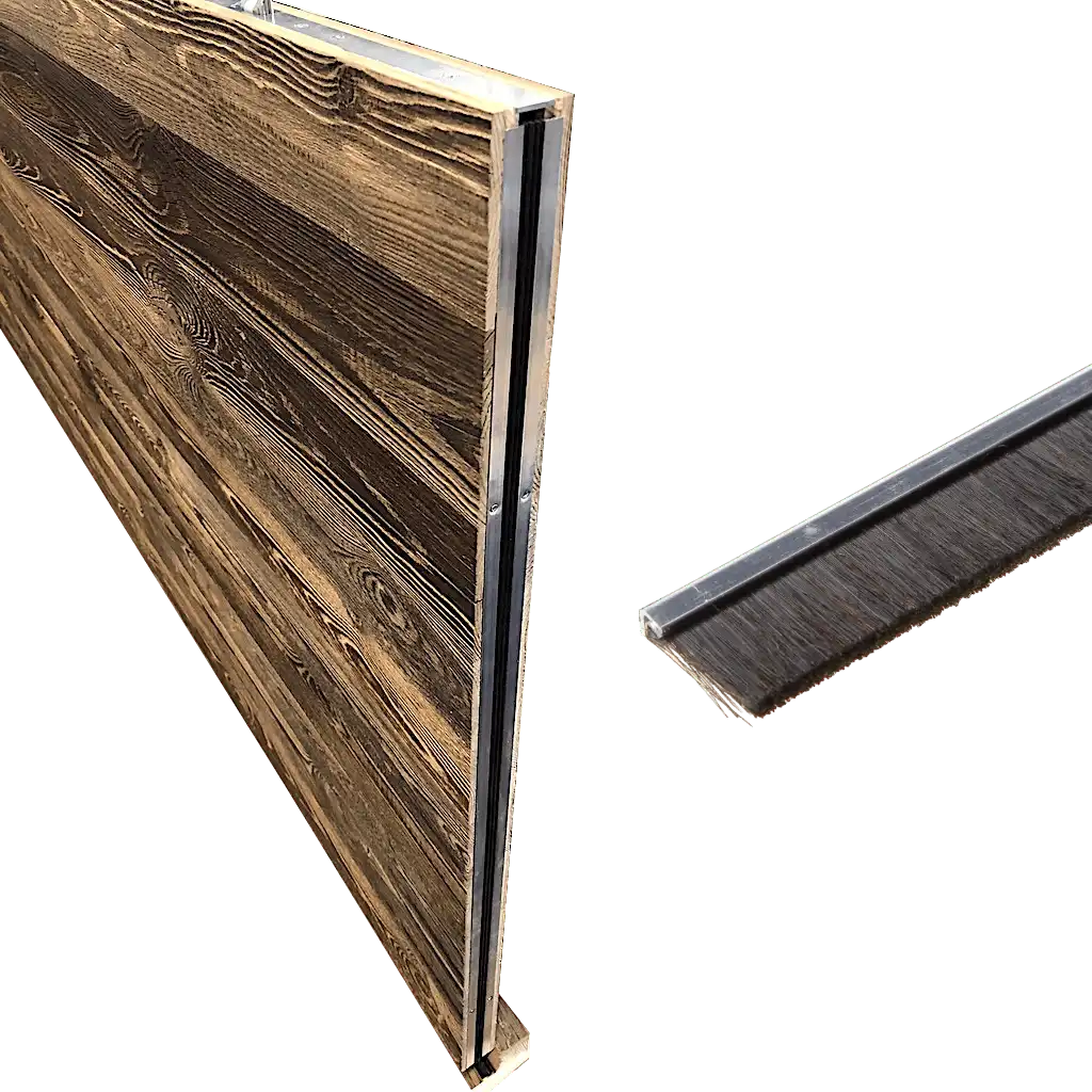 Un panneau de porte en bois rustique avec une bande métallique dessus.