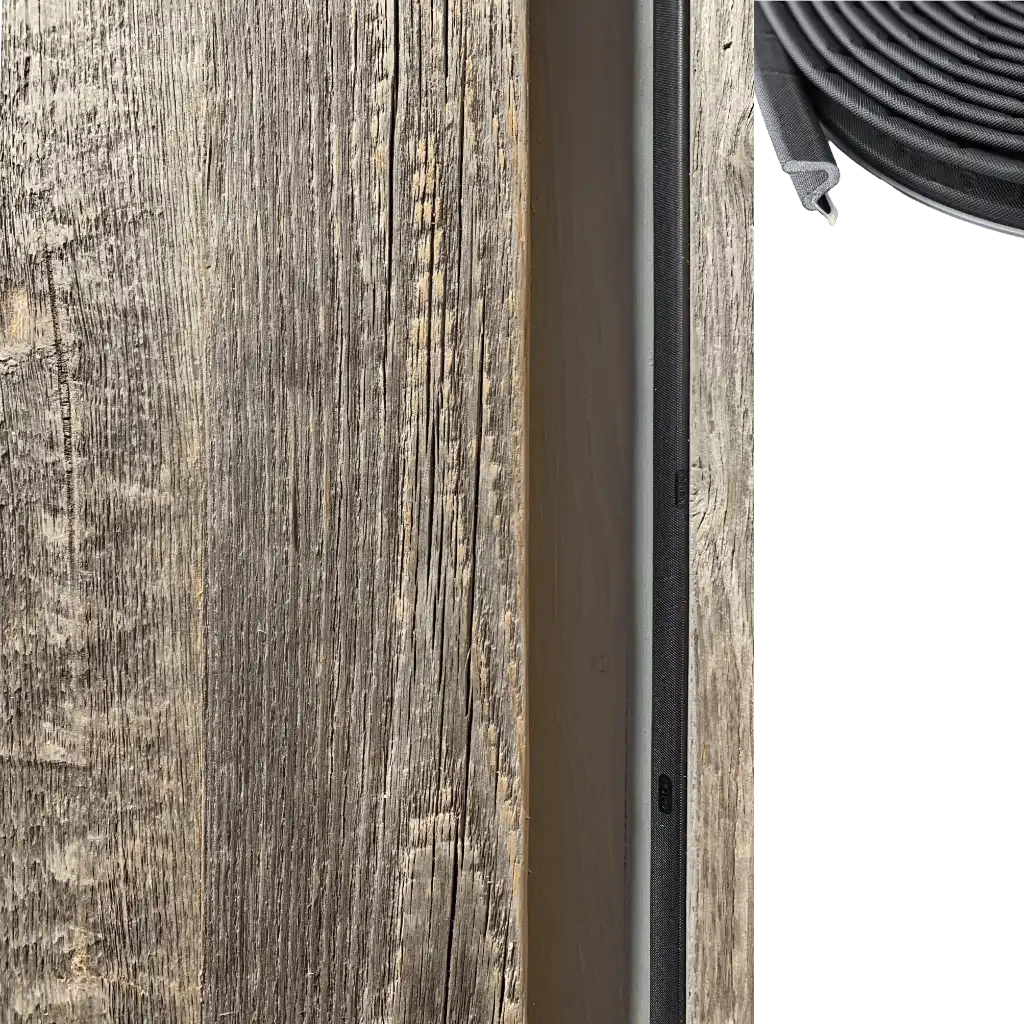 Une porte en bois ancien avec un tuyau noir attaché.