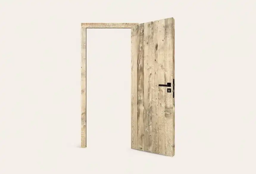 Une porte en bois vieilli ouverte sur fond blanc.