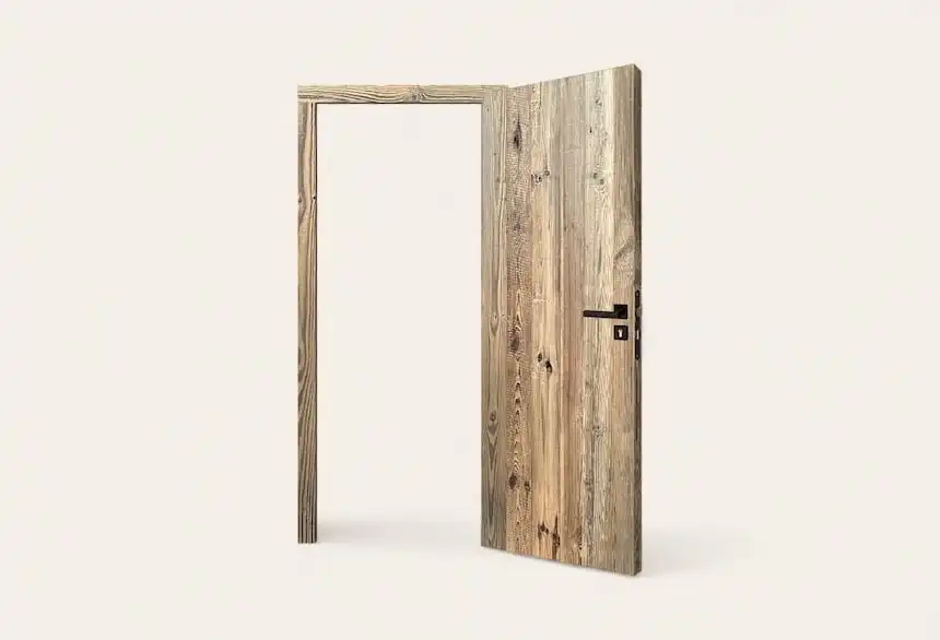 Une porte en bois ancien ouverte sur fond blanc.